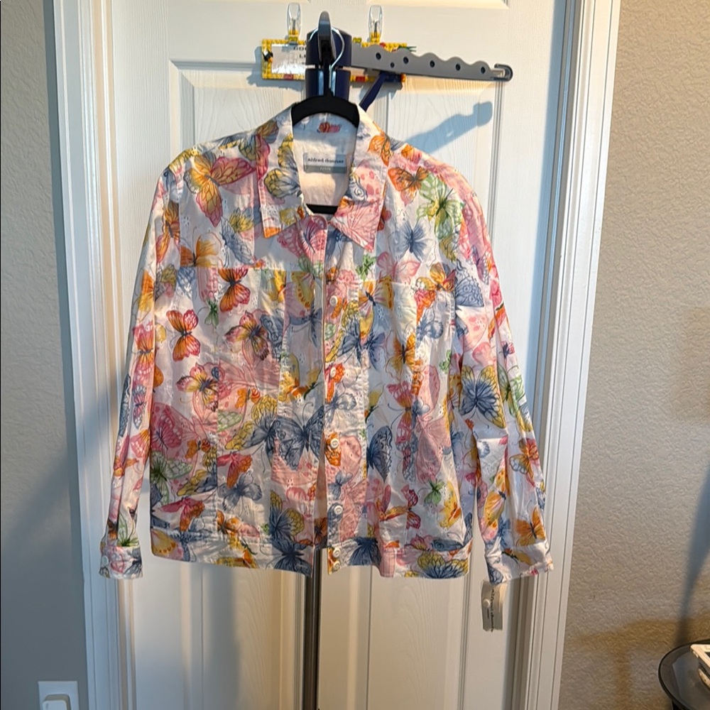 Alfred Dunner NWT Pink Jacket with Artistic butterfly Pattern. Size 16P